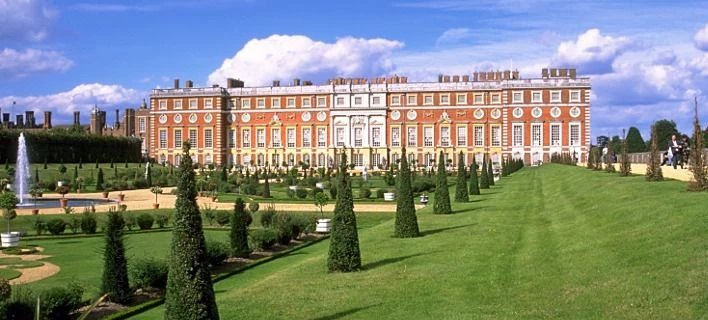 Η Ελισάβετ κάνει ένα παλάτι της, για ένα βράδυ, ξενοδοχείο! (εικόνες)